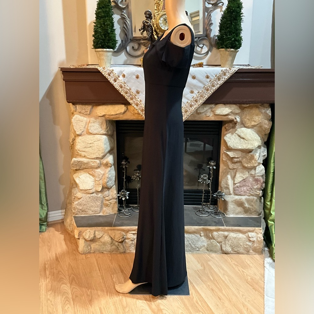 Nightway Elegant Black Evening Gown with slit and cut out shoulders - Picture 4 of 10